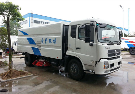 東風天錦掃路車與防撞緩沖車 城市環衛與道路安全的雙劍合璧